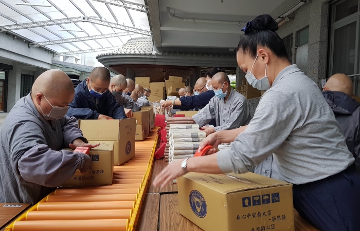 慈濟捐贈二百箱安心祝福禮,給花蓮縣政府提供居家隔離、居家照護者,4月19日在靜思精舍進行包裝。(攝影者:吳旬枝,地點:靜思精舍,日期:2022/04/19)