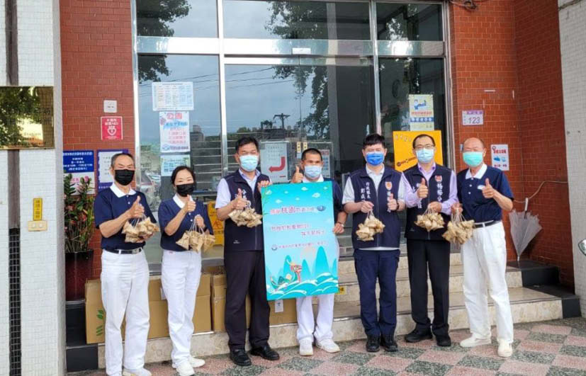 志工親自將愛心粽送到楊梅分局慰勞警員。(攝影:彭惠英,地點:桃園,時間:2022/05/12)