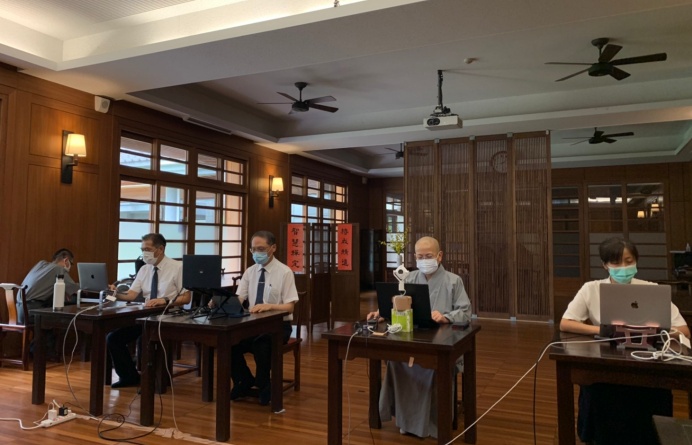 靜思精舍德懷法師於全球共善學思會開場致詞,希望疫情下大家懂得省思,以感恩尊重生命愛的生活態度,面對疫情,攜手度過苦難。(攝影者:楊景欣,地點:花蓮靜思精舍,日期:2021/07/09)