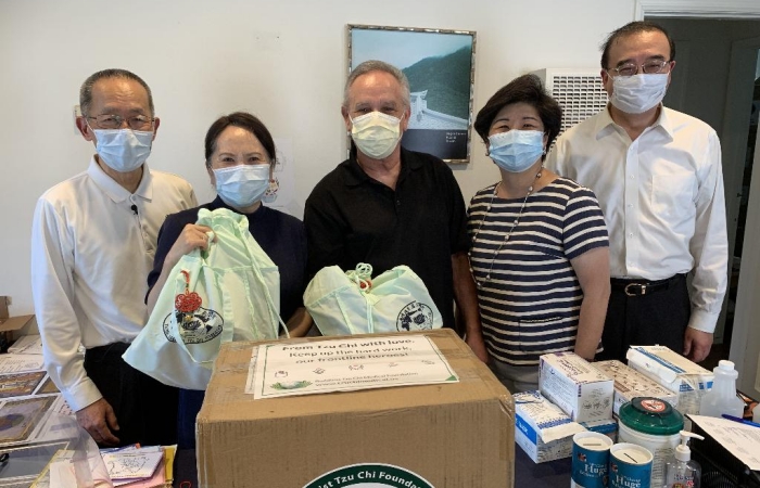 肯.拉森的女兒希瑟.拉森(Heather Larsen)是山谷長老會醫院 (Valley Presbyterian Hospital) 加護病房的護士,該院專門照顧新冠肺炎的病人,而庫存的N95口罩即將告罄,而且加護病房已有兩位護士確診,讓肯.拉森加倍擔心自己的女兒。(攝影者:孫筱培,地點:美國慈濟醫療中心,日期:2020/05/06)