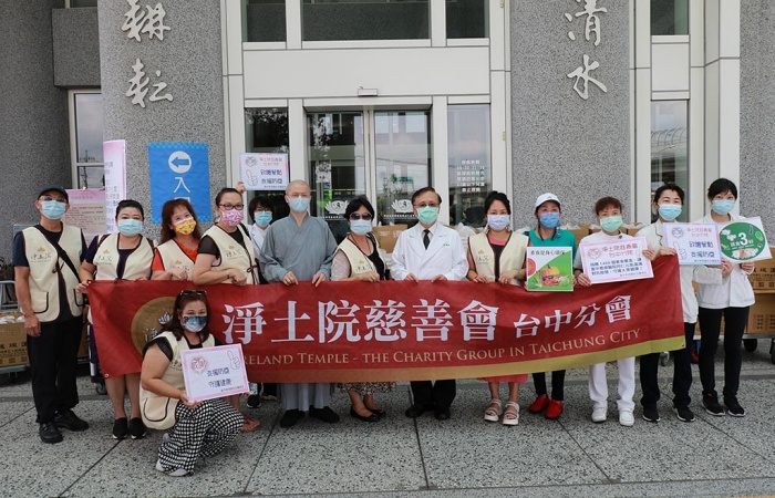 臺中慈濟醫院簡守信院長與淨土院慈善會臺中分院法師與師兄姊一同合影。(臺中慈濟醫院提供)