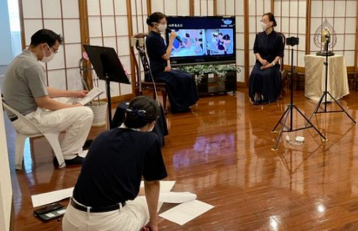 訪視小組林真子師姊和第一次擔任司儀的井田幸枝師姊,以訪談方式談著三十年來的慈善足跡。(拍攝者:吳惠珍,地點:日本分會,日期:2021/08/22)