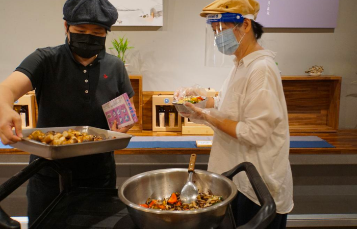 善小貝蔬院老闆楊翠宜(左)表示每天準備的餐盒,都是依循「哈佛二一一」健康餐盤概念;蔬菜比例二份、蛋白質一份、碳水化合物一份,讓外食者也能保有均衡營養。除此之外,也將「五行」養生概念,藉由五色蔬果多元地變化菜色。(攝影者:黃秀玉,地點:中壢善小貝蔬院,日鈅:2021/07/12)