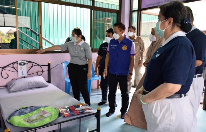 縣長和志工一起參觀曼拍鄉社區隔離中心。(拍攝者:桑瑞蓮,地點:大城府挽巴因縣曼拍鄉,日期:2021/08/04)