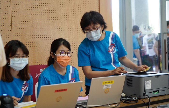 臺南市衛生局國民健康科秘書李寶玉表示,打得到的都是好疫苗,呼籲符合接種資格的民眾早日施打,提升疫苗覆蓋率,保護自己也是保護別人。(照片:慈濟志工提供)