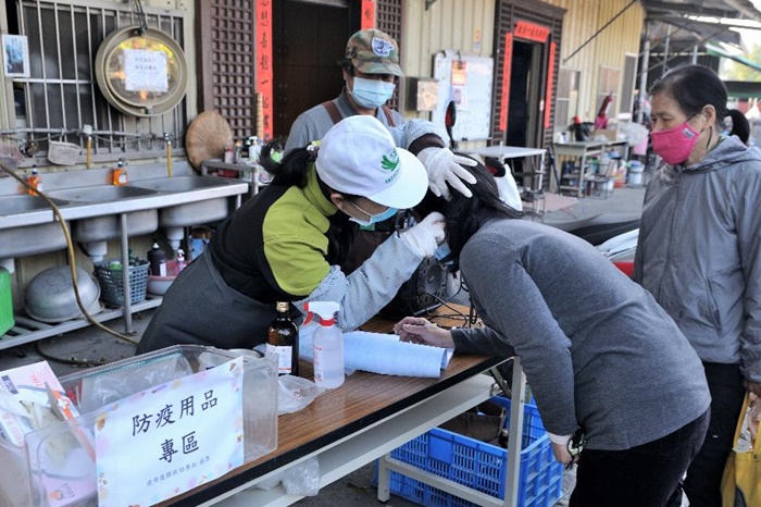 防疫期間,每一位志工進入斗六環保站時,第一關都要先量耳溫。(攝影者:張國徽,地點:雲林慈濟斗六環保教育站,日期:2020/02/02)