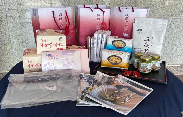 在公部門資源之外,慈濟提供的祝福包讓隔離者在飲食的口味上有更多選擇,還能夠讀《靜思語》,安身也安心。(攝影者:林書妤,地點:宜蘭縣政府,日期:2021/05/19)