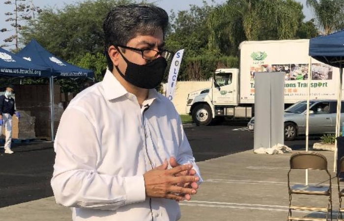 市議員荷西(Jose Solorio)說,聖塔安那屬於新冠疫情的高風險地區,但仍有許多第一線的工作人員(essential worker)必須工作,許多民眾需要幫助,很感恩教堂、橙縣食物銀行、男孩女孩俱樂部、警察及慈濟等單位共同促成今天的活動。(攝影者:林綺芬,地點:聖塔安那摩門教教會,日期:2020/08/22)