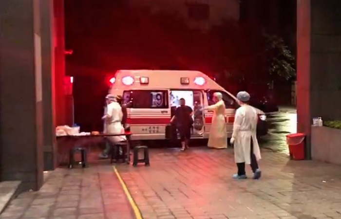 救護車將病人送至檢疫所,醫護團隊前往接案。(照片:臺北慈院提供)