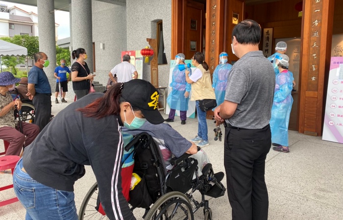 最南端的屏東東港啟動施打,會眾陸續進場。