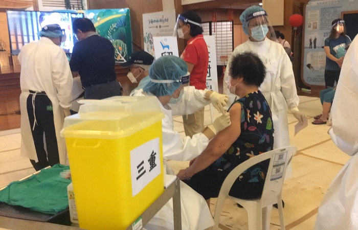 三重靜思堂陸續施打。