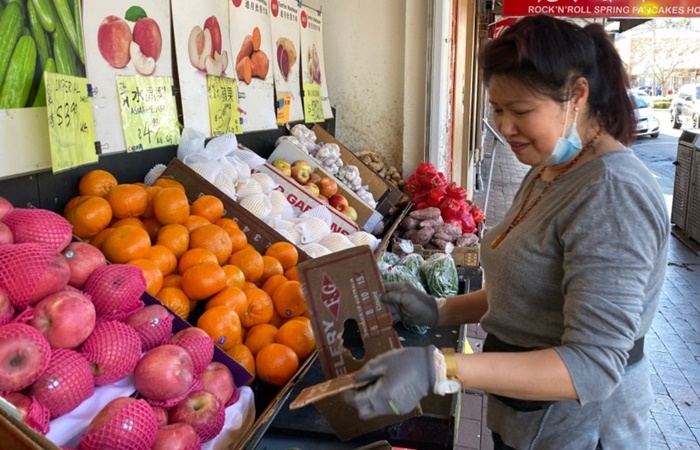 志工在採購發送街友的水果時,一位店員珍妮(Jenny)感動得拿出一百元澳幣的善款,感謝志工們辛苦的付出,也祝福街友們早日脫離困境。 (澳洲慈濟志工提供)