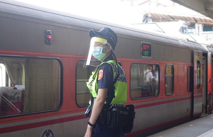 透過防護面罩,可確保口罩的外頭多加一層防護,能夠確實降低接觸和染疫的風險。(擷取自TCnews)