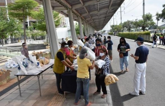 泰國慈濟志工陸續為弱勢家庭發放生活包,4月25日在曼谷市廊卓區舉辦第二場,七百四十戶受惠。(攝影者:黃娟,地點:泰國曼谷市,日期:2020/04/25)