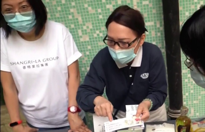 慈濟志工把握發放的因緣向民眾推廣素食。(慈濟志工提供)