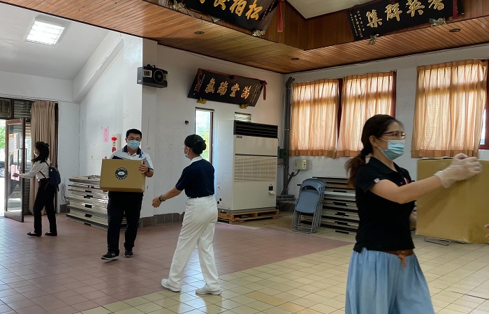 物資送抵臺東縣政府,慈濟志工和同仁協助卸貨。(攝影者:羅庭茜,地點:臺東縣,日期:2021/06/04)