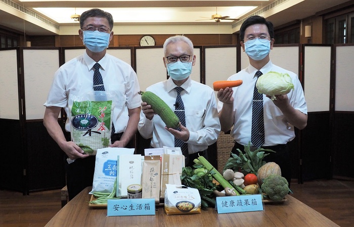 慈濟結合南投縣政府捐贈弱勢學童家庭暑期物資,7月9日上午由張濟舵副執行長代表捐贈。(Tcnews提供)