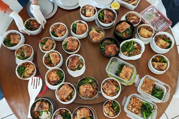 防疫期間,慈濟人保持良好飲食習慣,浴佛之後用便當方式取代排隊打菜。(南非慈濟志工提供)