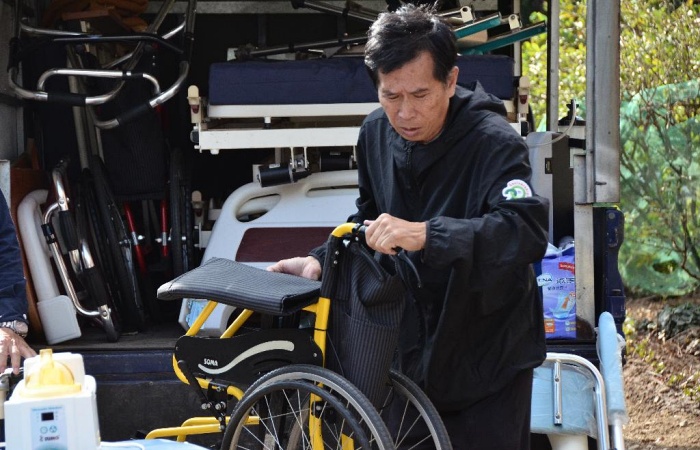 慈濟環保輔具平台資訊流通快,志工謝國榮服務效率高,總能及時將輔具送達需要的人手中。(攝影者:李淑貞,地點:板橋,日期:2020/11/21)
