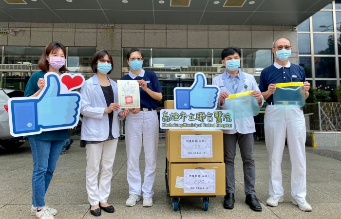 高雄慈濟志工於18日分別前往高雄市各地區醫院與區域醫院及一家衛生所,提供五千六百片防護面罩,供第一線醫療人員使用。(慈濟志工提供)