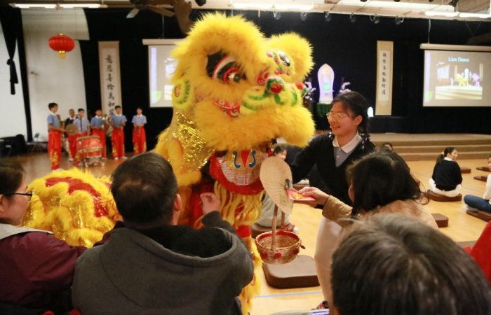已有九年歷史的中西洛慈少舞獅團隊,帶來歡喜也增添中國年節祈福意。(攝影者:駱淑麗 地點:慈濟聖谷愛滿地聯絡 日期:2020/02/07)