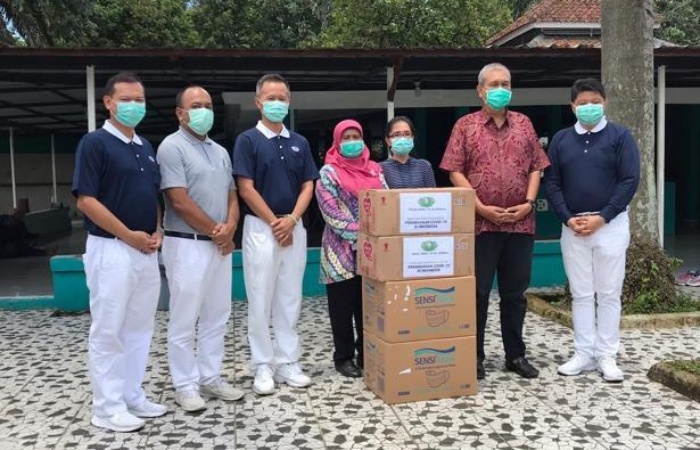3月21日,慈濟將四千個口罩與防護衣送至茂物綜合醫院(RSUD Bogor)。院長伊爾漢(Ilham Chaidir,右二)表示十分感動,「原來在對抗疫情中我們並不孤單。」(攝影者:Khusnul Khotimah)地點:雅加達,日期:2020/03/21)