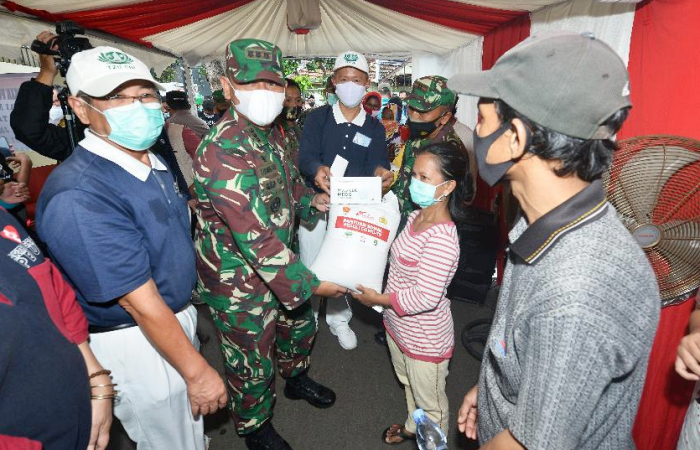 中雅加達軍分區司令魯克曼(Kol. Inf Luqman Arif.左三)與慈濟志工將春節禮包交給居民。(攝影者:Arimami Suryo A.,地點:印尼雅加達,日期:2021/02/25)