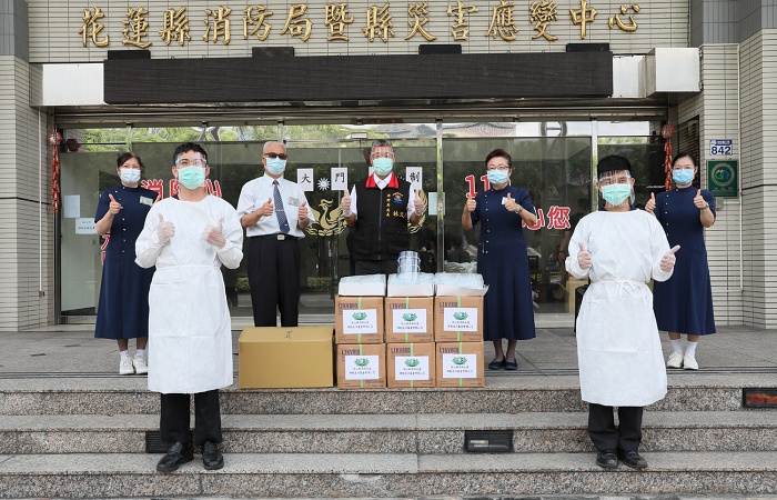 花蓮慈濟志工5月28日前往花蓮縣消防局捐贈防護面罩、PVC手套。(攝影者:陳光華,地點:花蓮縣消防局,日期:2021/05/28)