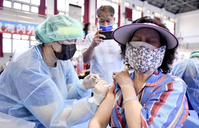 李奶奶表示之前自己的先生已經打過疫苗,事後完全沒有任何不良反應,所以她一直都很安心,「醫生說要多喝水,我一定會努力喝的!(攝影者:鍾懷諠,地點:花蓮高工疫苗接種站,日期:2021/07/08)
