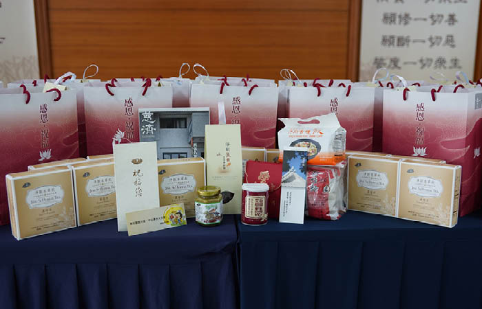 一千份平安祝福包是由靜思精舍提供淨斯本草飲、淨斯資糧及靜思書籍等物資。(攝影:陳炳宏,地點:花蓮,時間:2022/04/22)