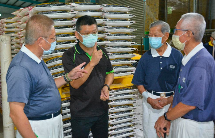 兩次都有參與「健康蔬果箱」、「安新生活箱」配送的斗南鎮農會精米工廠張耀裕廠長(左二),深深感受到台灣還有這麼多弱勢家庭需要幫助。(攝影者:黃淑瑛,地點:雲林縣竹南鎮,日期:2021/08/02)