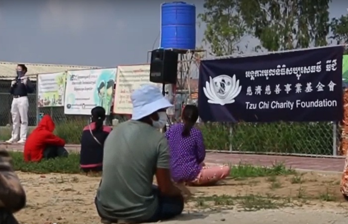 柬埔寨慈濟志工收到管理委員會的求助,立即備妥民生物資前往發放。為了防疫,志工選在戶外進行,居民也遵守保持社交距離的規定。(擷取自大愛新聞)