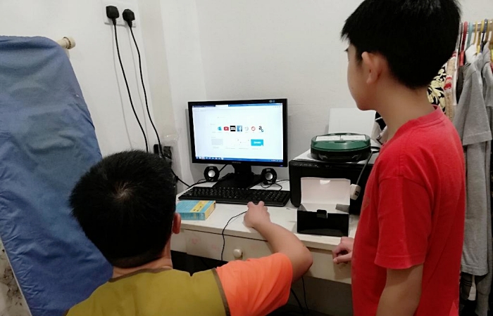 羅應權協助下載上網課時所需軟件。(攝影者:羅秀蓮,地點:馬六甲_Taman Pertama,日期:2021/07/23)
