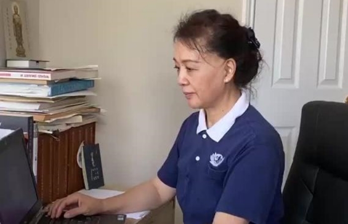 雲端讀書會不怕行動受限,人有距離心沒距離,在疫情期間發揮安定人心的力量。(慈濟志工提供,地點:美國德州,2020/12/02)