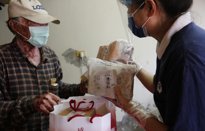 黃先生(左)滿意地說:「很開心能夠和志工交朋友,現在要找到願意真心關心你的人不容易,很歡迎大家常來看我。」(攝影者:黃玉霞,地點:高雄市鼓山區,日期:2021/07/18)