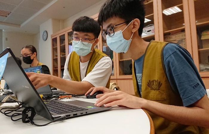 大學畢業生許烜禎(右二)趁此付出機會回報給其他學生。他說:「我以前是受師姑師伯的照顧,現在有能力的時候,換成我來回饋給社會,滿開心的。」(攝影者:章宏達,地點:臺中靜思堂,日期:2021/08/09)