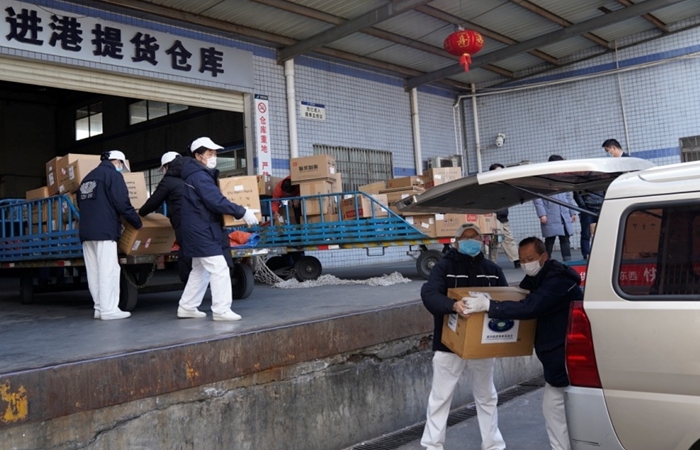 志工到機場去接經廣州空運到長沙的隔離衣,這批隔離衣平均分配捐贈給湖南的四家防疫醫院。(攝影者:唐建雲,地點:湖南長沙,日期:2020/02/16)
