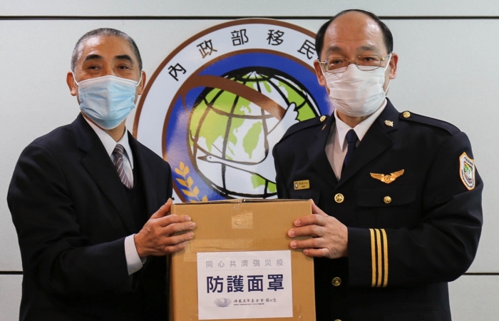 「慈濟效力比民間其他企業都來得快速,所以疫情升溫一想到就是請慈濟協助。」內政部移民署國境事務大隊副大隊長孫圖華(右)感謝慈濟。(照片:慈濟志工提供)