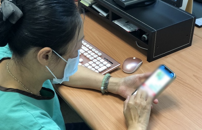 護理長陳美慧接獲衛生局通知後,主動聯繫婦人的兒子報平安,兒子一番話讓護理師們都相當動容。(臺北慈濟醫院提供)