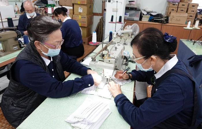 資深志工游李秀卿(左)付出過程遇到許多挫折,也沒被擊退,反而獲得許多感動,尤其是能夠讓人明白,慈濟的愛一直在。(攝影者:黃秀琴,地點:板穚志業園區,日期:2020/04/14)