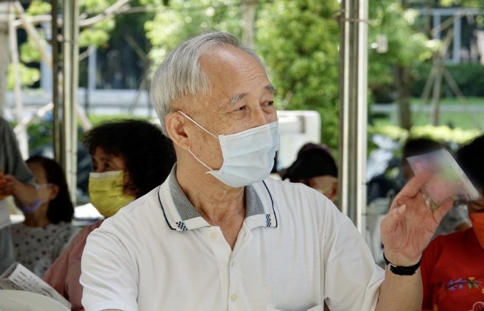 七十五歲黃澤堂是臺中市政府主計處長退休,他讚歎大里靜思堂是清淨的好地方,還說分發號碼牌的施打井然有序,環境很好、動線順暢,加上慈濟志工服務親切人力充足,對辛苦打疫苗的人員是一大幫助。(攝影者:賴正宗,地點:大里靜思堂,日期:2021/09/17)