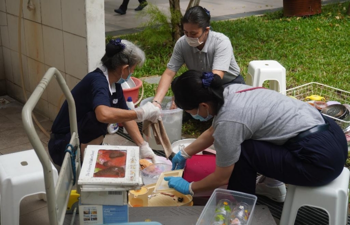 志工把骯髒的物品和廚房用具一一清洗後,再歸還給羅哈娜,讓她可以直接使用。(攝影者:林春慧,地點:照顧戶家,日期:2020/11/29)