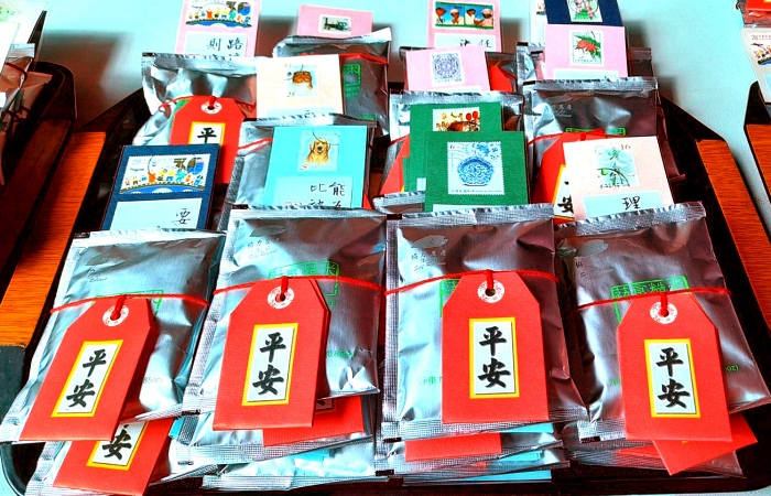 在慈濟靜思堂內的疫苗施打站,志工貼心準備結緣品和民眾結緣,平安即是志工對鄉親的祝福。