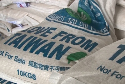 南非慈濟志工打開糧倉,將臺灣援外愛心米分送給貧困家庭。(畫面擷取自大愛新聞)