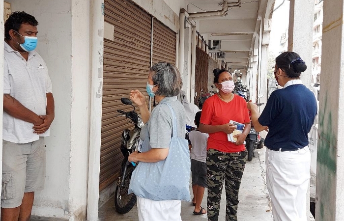 志工發放之際,也借出耳朵聆聽,並為求助家庭解心結,為他們加油打氣。(攝影者:周進光,地點:馬六甲_Kota Laksamana,日期:2021/07/25)