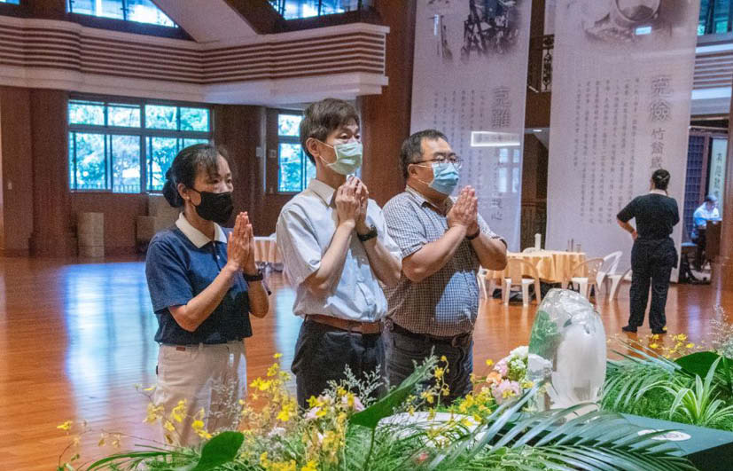 航警局警務政范振生長官(中)及同仁,至靜思堂領愛心粽時,慈濟志工彭惠英,帶領他們禮佛。(攝影:謝佳成,地點:桃園,時間:2022/05/12)