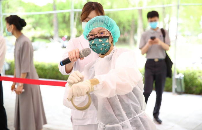蓮慈院特別請感染管理控制室22日下午,先帶著同仁演練快篩流程及防護衣正確穿脫方式,來降低染疫風險。(攝影者:江家瑜,地點:花蓮靜思堂,日期:2022/04/25)