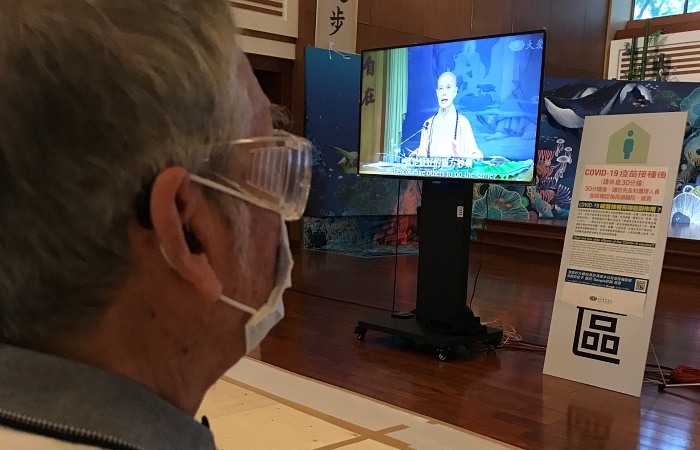 民眾施打疫苗在留觀區休息,聽見安心的聲音、看見撫慰人心的上人。