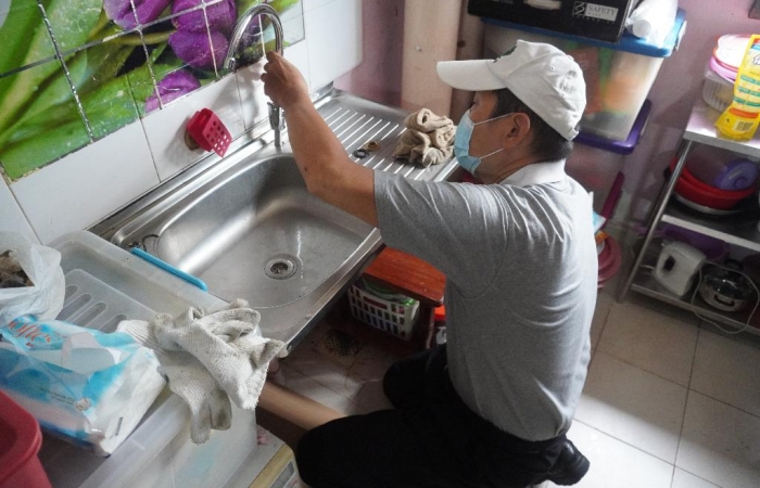 剛完成急性血癌化療,目前處於恢復期的志工林金聲深感生命的無常,覺得要把握因緣付出。(攝影者:林春慧,地點:照顧戶家,日期:2020/11/29)