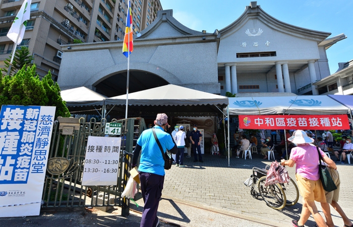 雙和靜思堂疫苗施打站,民眾踴躍接種,志工在大門口增加帳棚區,讓民眾休息。(慈濟志工提供)